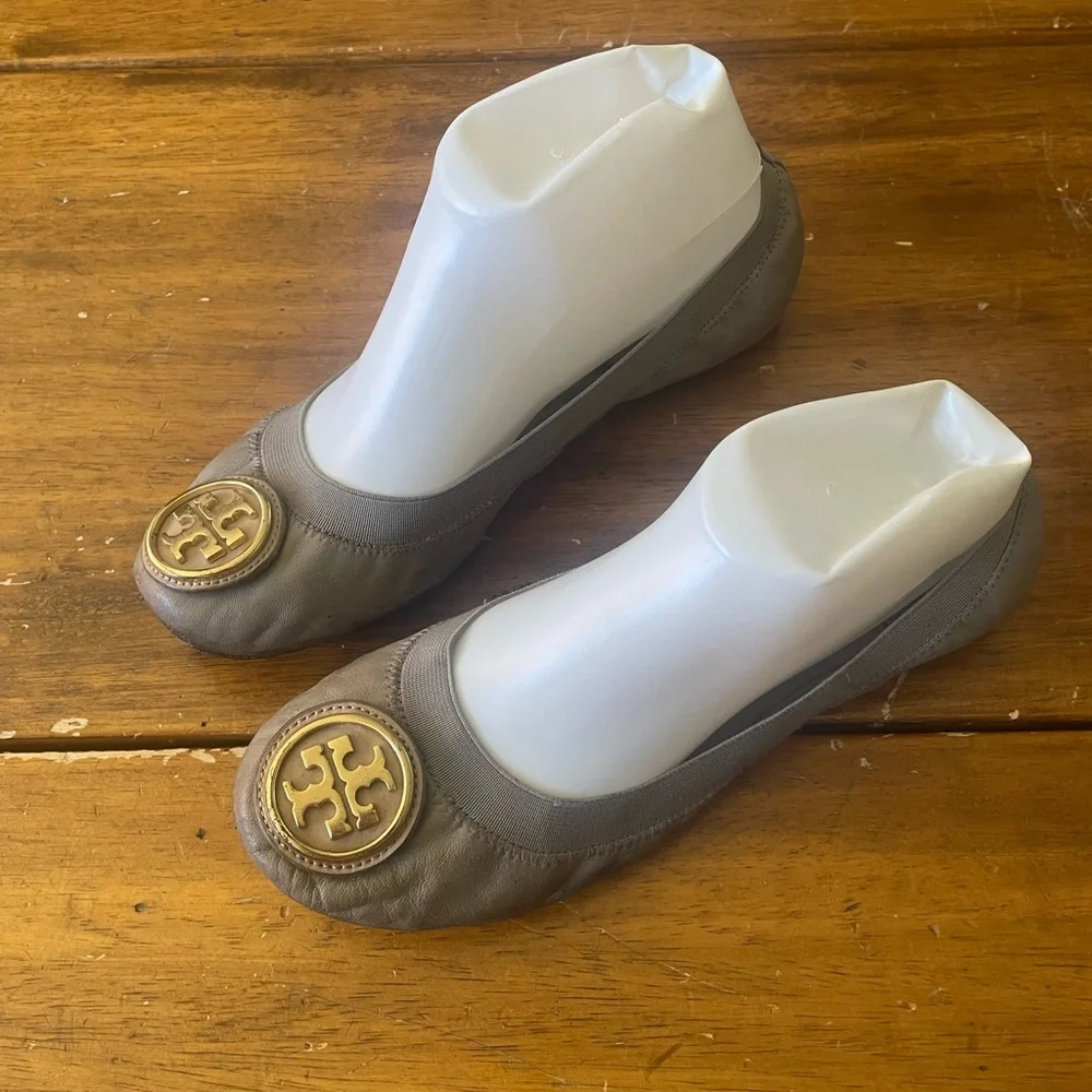Tory Burch Caroline Gray Leather Ballet Flats Elastic Ankle Shoes Size 8.5 - Picture 1 of 11